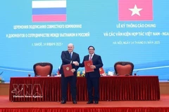 El primer ministro Pham Minh Chinh y su homólogo ruso, Mikhail Vladimirovich Mishustin, firman un comunicado conjunto sobre los resultados de la visita oficial a Vietnam del jefe del Gobierno de Rusia (Hanoi, 14 de enero de 2025). Foto: VNA