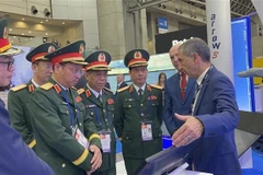 La delegación vietnamita participa en la exposición de defensa y seguridad en Japón. (Foto: VNA)