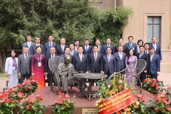El presidente Luong Cuong y funcionarios y personal de la Embajada de Vietnam en China junto a la estatua del Presidente Ho Chi Minh. (Foto: VNA)
