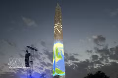 El logotipo "Freedom 250" y una imagen de la Tierra se proyectan sobre el Monumento a Washington como parte de las actividades conmemorativas del 250.º aniversario de la Independencia de Estados Unidos. (Foto: VNA)