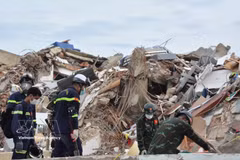 El equipo de rescate de Vietnam continúa las labores de búsqueda de víctimas entre los escombros tras el terremoto. (Foto: VNA)