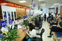 La surcursal 3 del Centro de Servicios Administrativos Públicos de Hanoi ha habilitado numerosas ventanillas para atender a los ciudadanos. Foto: hanoimoi.vn