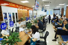 La surcursal 3 del Centro de Servicios Administrativos Públicos de Hanoi ha habilitado numerosas ventanillas para atender a los ciudadanos. Foto: hanoimoi.vn