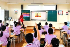 Clase de inglés en la escuela primaria Le Quy Don (barrio de Phuc Loi). Foto: hanoimoi.vn