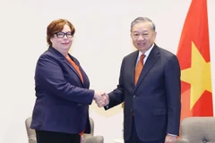 El secretario general del Comité Central del Partido Comunista de Vietnam (PCV), To Lam, y la presidenta del Partido Comunista de Finlandia, Tiina Sandberg. (Foto: VNA)