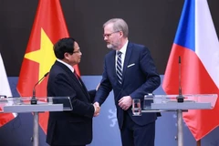 El primer ministro vietnamita, Pham Minh Chinh, y su homólogo checo, Petr Fiala, se reunieron con la prensa para anunicar los resultados de sus conversaciones. (Foto: VNA)