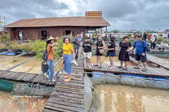 Un guía turístico acompaña a un grupo de visitantes durante un recorrido por la piscifactoría flotante Bay Bon, en el islote de Con Son, en la ciudad de Can Tho. (Foto: VNA)