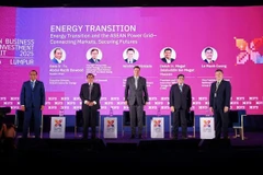 Los oradores en el evento (Foto: petrovietnam.petrotimes.vn)