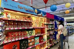 Clientes eligen productos en el supermercado Co.op Nguyen Dinh Chieu, Ciudad Ho Chi Minh. (Foto: My Phuong/VNA)