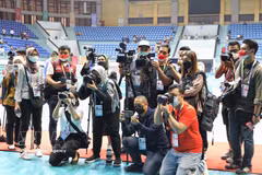 Periodistas vietnamitas y corresponsales extranjeros realizan la cobertura informativa en el Palacio Provincial de Deportes de Bac Giang. (Foto: VNA)