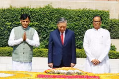 El secretario general del Partido Comunista y presidente de Vietnam, To Lam, deposita una ofrenda floral en el Memorial de Mahatma Gandhi. Foto: VNA.