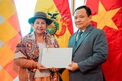 El embajador de Vietnam en Brasil, concurrente en Bolivia, Bui Van Nghi, entregó copia de sus cartas credenciales a la canciller de Bolivia, Celinda Sosa Lunda. (Foto: Embajada de Vietnam en Brasil)