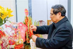 El primer ministro Pham Minh Chinh rindió homenaje al exsecretario general del Partido Comunista de Vietnam Nguyen Phu Trong en su residencia. (Fuente: VNA)