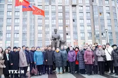 Una delegación de Vietnam deposita flores en la estatua del Presidente Ho Chi Minh en San Petersburgo en noviembre pasado. (Foto: VNA)