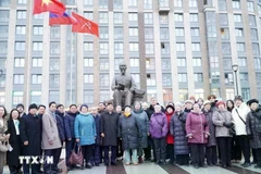 Una delegación de Vietnam deposita flores en la estatua del Presidente Ho Chi Minh en San Petersburgo en noviembre pasado. (Foto: VNA)