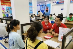 Asesoramiento sobre empleos para trabajadores en el Centro de Servicios de Empleo de Hanoi. (Foto: laodongthudo.vn)