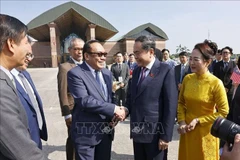 El presidente del Senado de Malasia, Dato' Awang Bemee, Awang Ali Basah, despide al presidente de la Asamblea Nacional, Tran Thanh Man, y a su esposa. Foto: Doan Tan/TTXVN