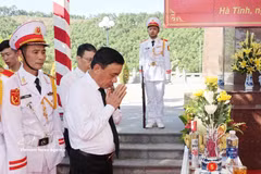 Tran Cam Tu, miembro del Buró Político y miembro permanente del Secretariado del Comité Central del Partido Comunista de Vietnam, rinde homenaje a los mártires. (Foto: VNA)