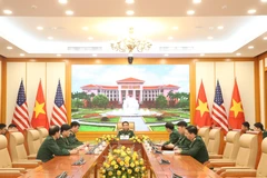 El ministro de Defensa de Vietnam, Phan Van Giang, mantiene una llamada telefónica con Pete Hegseth, secretario de Defensa de los Estados Unidos(Fuente: VNA)