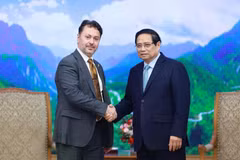 El primer ministro de Vietnam, Pham Minh Chinh, recibe al embajador de Pakistán en el país, Kohdayar Marri. (Foto: VNA)