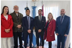 Jefe de la Sección Comercial de la Embajada de Vietnam en Argentina, Ngo Manh Khoi, los intendente de Manfredi, Patricio Olmedo, de Las Varillas, Mauro Daniele, y la Profesora Marcia Daniele, Directora del Instituto Superior de Estudios Orientales (ISEO) en la actividad.