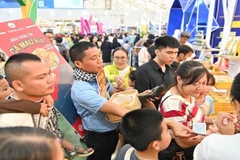 Ambiente de compras animado en la Feria de Otoño 2025. (Foto: nhandan.vn)