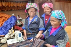 Trajes tradicionales de la etnia Mong brillan en la comuna de Suoi Giang