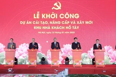 El secretario general del Partido Comunista de Vietnam, To Lam (centro), y los delegados presionan los botones para lanzar el proyecto de modernización y construcción del complejo de la Casa de Huéspedes del Lago Oeste en Hanoi el 15 de enero (Foto: VNA)