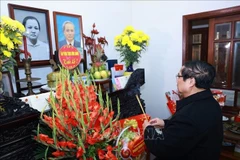 El primer ministro de Vietnam, Pham Minh Chinh, rinde homenaje al difunto primer ministro Pham Van Dong. (Foto: VNA)