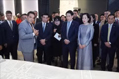 El presidente Luong Cuong, (segundo a la derecha, primera fila), su esposa y delegados visitan el Gran Museo Egipcio. (Foto: VNA)