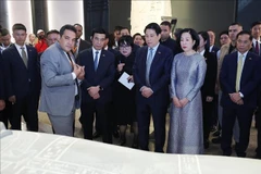El presidente Luong Cuong, (segundo a la derecha, primera fila), su esposa y delegados visitan el Gran Museo Egipcio. (Foto: VNA)