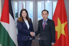 El ministro de Relaciones Exteriores de Vietnam, Le Hoai Trung, y la titular palestina de Asuntos Exteriores y Expatriados, Varsen Aghabekian Shahin. (Foto: VNA)