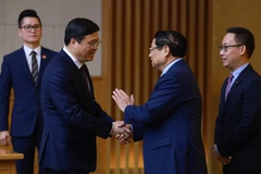El premier vietnamita, Pham Minh Chinh, (segunda a la derecha) recibe al presidente de la Región Autónoma Zhuang de Guangxi, Wei Tao. (Foto: VNA)