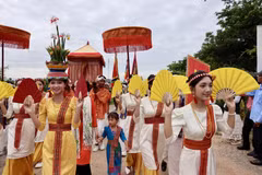 El baile con abanicos de las jóvenes Cham es como las coloridas alas de una mariposa que dan la bienvenida a la procesión con vestimentas tradicionales, un símbolo de vida y alegría. (Foto: VNA)
