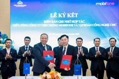 Ceremonia de firma del memorando de entendimiento sobre la cooperación entre MobiFone y CMC. (Foto: baotintuc.vn)