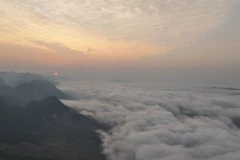 Turistas cazan nubes en la meseta vietnamita de Moc Chau (Foto: VNA)