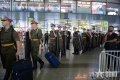 La delegación militar rusa que participará en el gran desfile militar de Vietnam el 2 de septiembre llegó al Aeropuerto Internacional de Noi Bai, en Hanoi. (Foto: Periódico Quan doi nhan dan)
