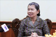 La vicepresidenta del Partido Popular de Camboya (CPP) y asesora principal del Rey de Camboya, Samdech Kittisangha Bundit Men Sam An, concede una entrevista a la VNA sobre el XIV Congreso del Partido Comunista de Vietnam. (Foto: VNA)