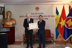 El director de cine sueco Bo Öhlén recibió la insignia “Por la causa de la cultura, el deporte y el turismo”. (Foto: VNA)