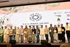 Escritores homenajeados en la Ceremonia del Premio de Literatura del Sudeste Asiático (SEA Write Award) 2024–2025. (Foto: VNA)