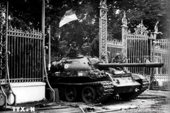 El tangque del Ejército de Liberación ocupó el Palacio de la Independencia al mediodía del 30 de abril de 1975, marcando el fin de la resistencia contra Estados Unidos, salvando al país, liberando completamente el Sur y reunificando el país. (Foto: Tran Mai Huong/VNA)