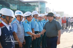 El primer ministro Pham Minh Chinh insta y anima a las fuerzas de construcción del proyecto del Aeropuerto Internacional de Long Thanh (Dong Nai). Foto: VNA 