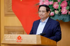 El primer ministro de Vietnam, Pham Minh Chinh, interviene en la reunión. (Foto: VNA)