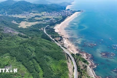 El sistema de carreteras costeras de Vietnam tiene una longitud total de unos 2.838 kilómetros; hasta la fecha, se han completado y puesto en funcionamiento 1.397 kilómetros (Foto: VNA)