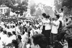 La gente se reúne frente a la sede de la VNA en Hanoi para escuchar las noticias de la Victoria del 30 de abril de 1975. (Foto: VNA)
