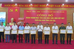 Entregan certificados de mérito a personas destadas en el programa de eliminación de viviendas precarias en Lao Cai, el 19 de junio. (Foto: VNA)