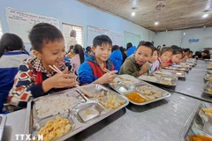 Alumnos del internado de primaria y secundaria Xin Chai para minorías étnicas, en el distrito de Vi Xuyen, provincia de Ha Giang. (Foto: VNA)