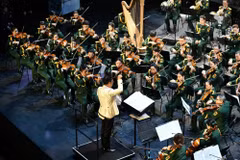 La Orquesta Sinfónica Militar de la Universidad de Cultura y Artes del Ejército constituye la principal fuerza encargada de las presentaciones de música sinfónica profesional de las Fuerzas Armadas, además de la capacitación y perfeccionamiento de músicos en este género. También actúa como puente para el intercambio cultural y artístico entre el Ejército, la población y los amigos internacionales. (Foto: Vietnam+)