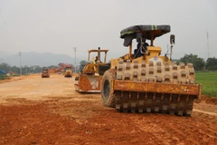 El contratista Cienco 8 acelera la construcción de la carretera que conecta la ruta interregional con el parque industrial de Cam Khe. Foto: baophutho.vn