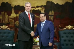 El primer ministro de Vietnam, Pham Minh Chinh, recibe al presidente y director ejecutivo del Grupo Excelerate Energy (Estados Unidos), Steven Kobos. (Foto: VNA)